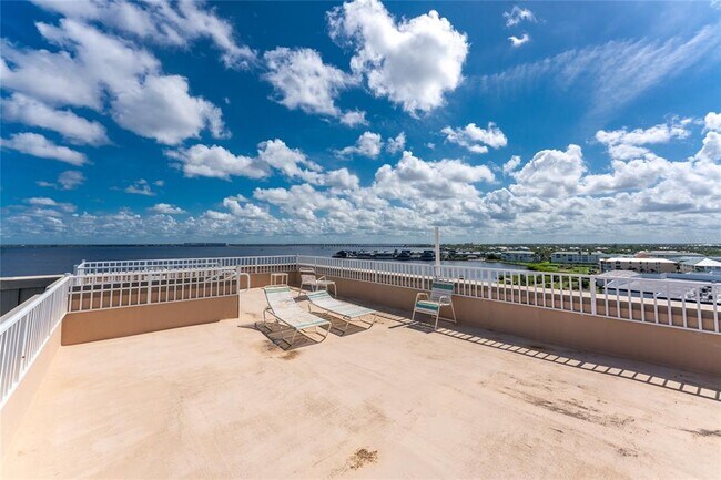 Building Photo - 1500 Park Beach Cir