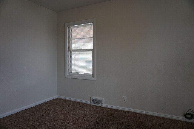 Building Photo - 3 Bedroom Taylorville home