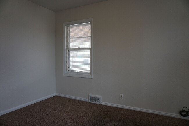 Building Photo - 3 Bedroom Taylorville.