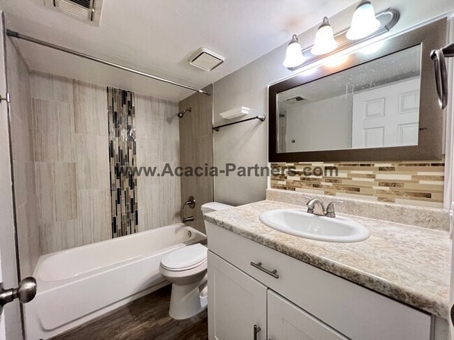 Building Photo - Remodeled Townhome