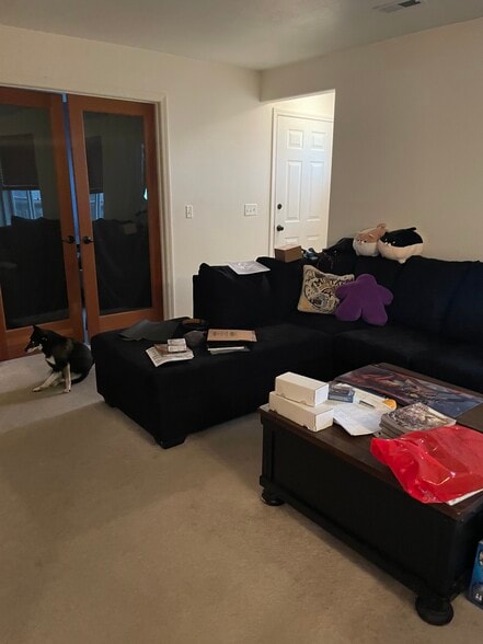 Building Photo - 877 Forestglen Dr