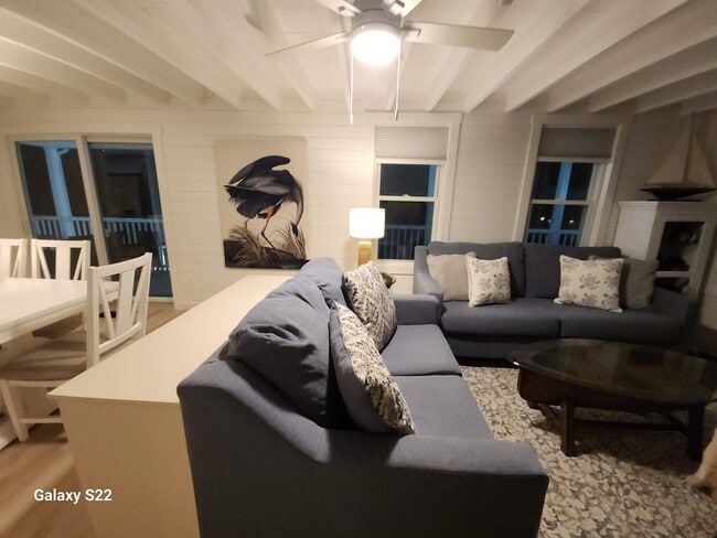 Building Photo - Beautiful Coastal Cottage with Water Views...