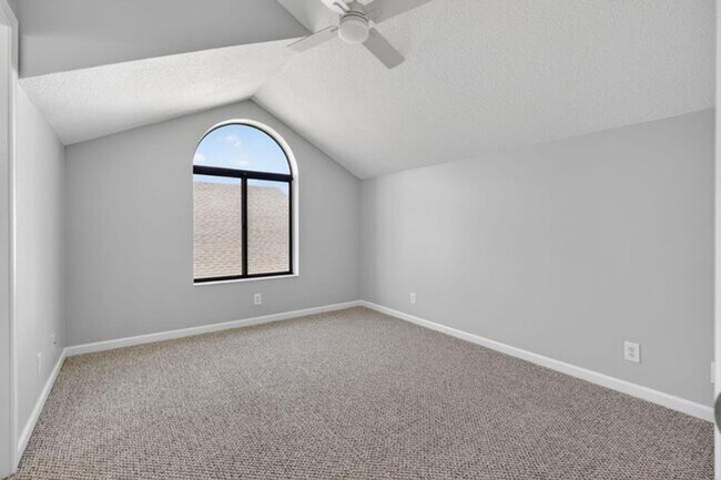 Building Photo - 6119 Mullin St