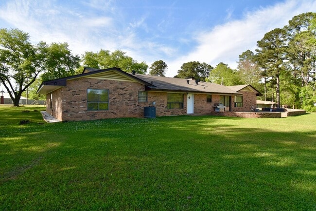 Building Photo - 4 Bed, 2 Bath Home in Ruston!