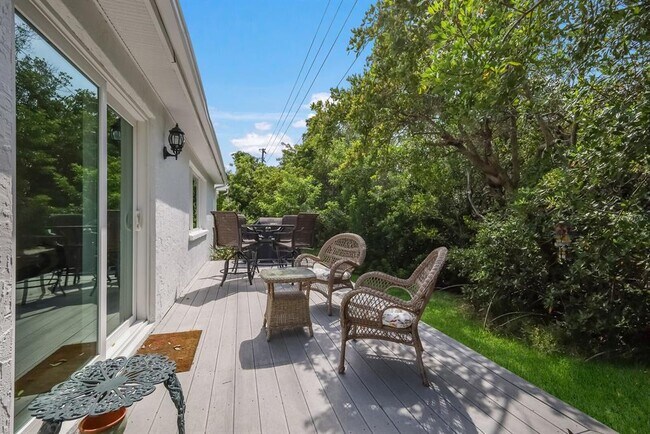 Building Photo - 573 Spanish Dr N