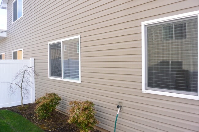 Building Photo - 7610 NE 61st Way