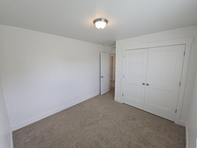 Building Photo - 754 E 950 N