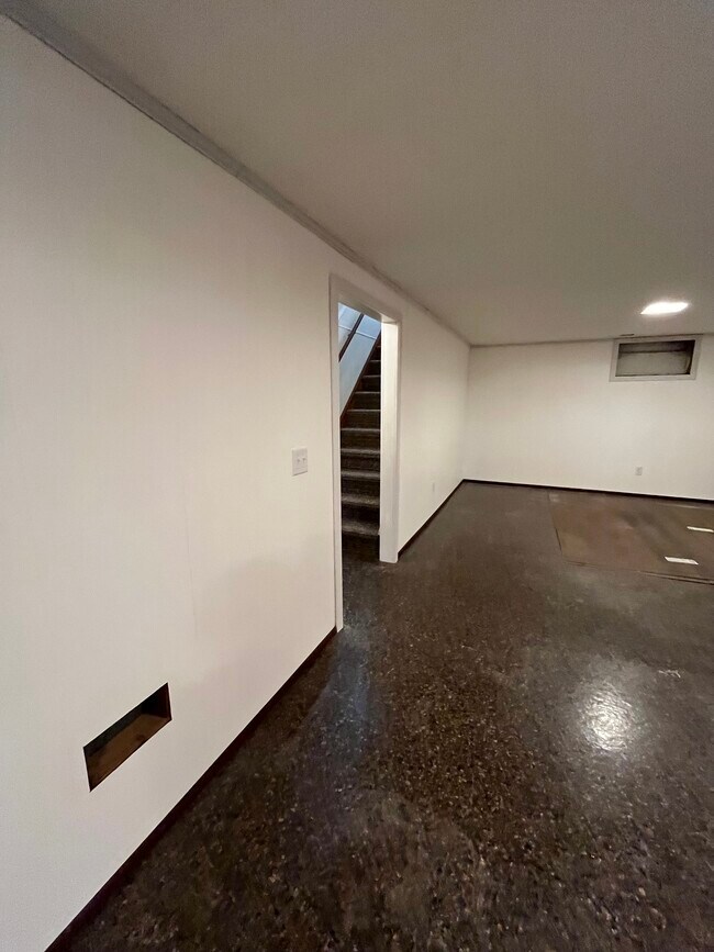 Building Photo - 10441 York Ave S