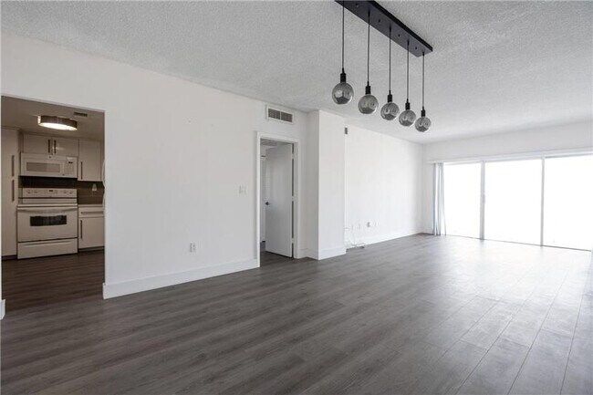 Building Photo - 300 Bayview Dr