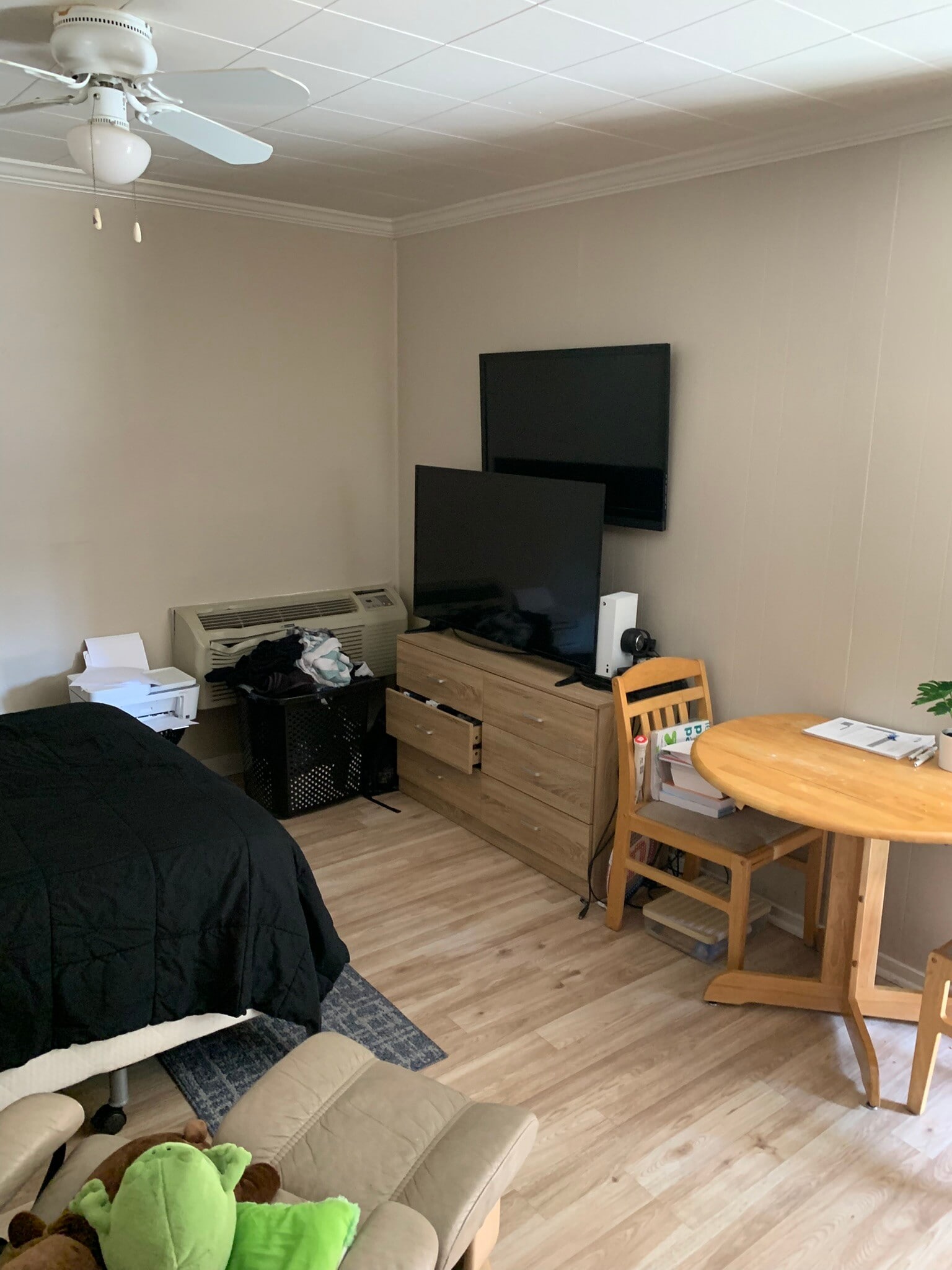 Building Photo - 1050 E 8th St