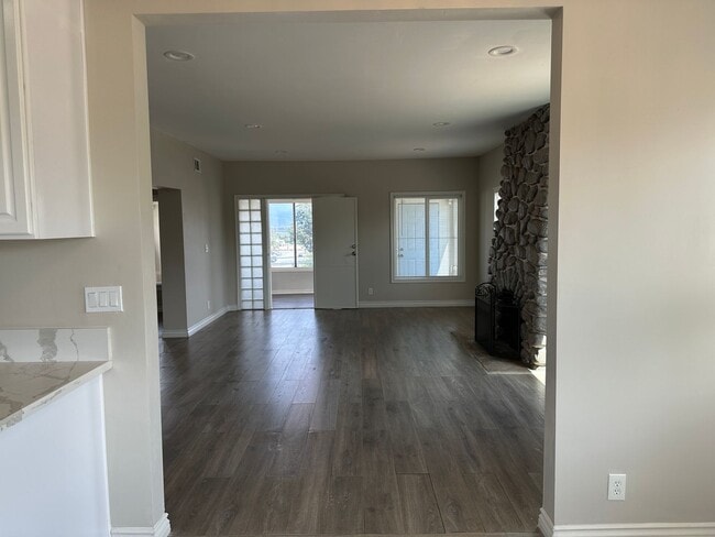 Building Photo - Newly Renovated-Victorian Style home San B...