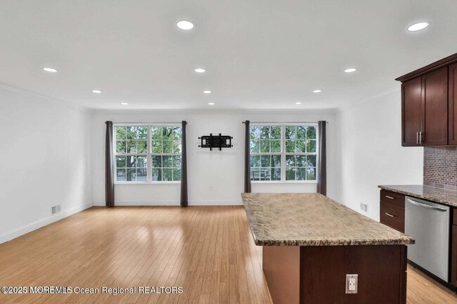 Building Photo - 578 Beachway Ave