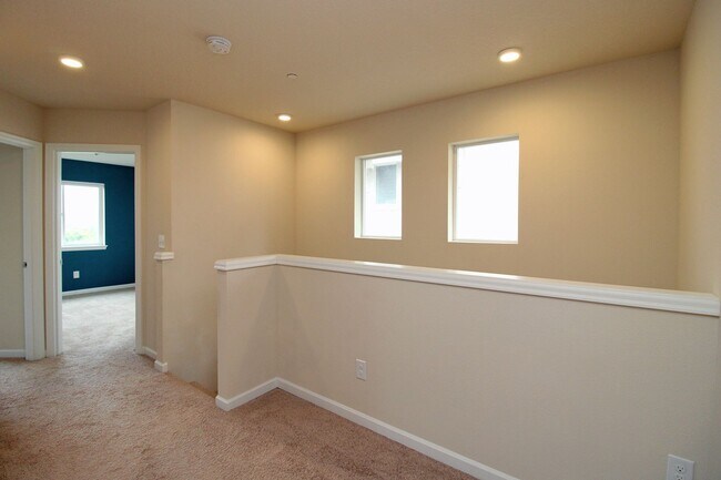 Building Photo - 3 Bedroom Luxury Townhouse in Beautiful Happy Valley