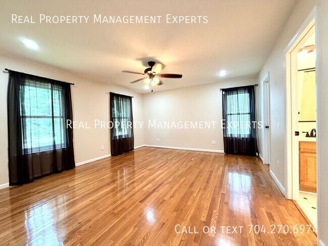 Building Photo - 3733 Hayden Dr
