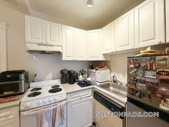 Building Photo - 829 Beacon St