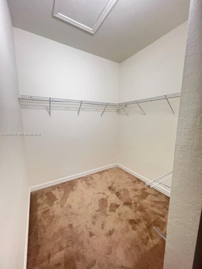 Building Photo - 191 SE 35 Ave