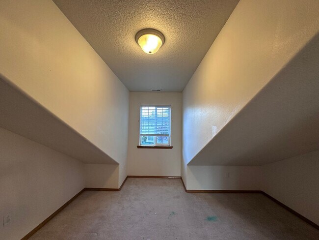 Building Photo - Welcome to this spacious and inviting single-family home w/fully fenced backyard! New Carpet Inst...