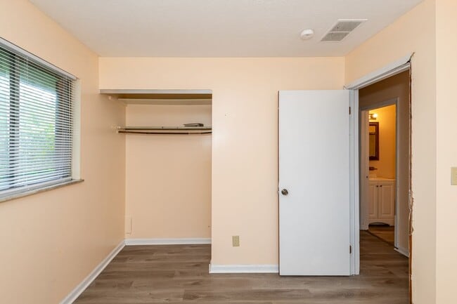 Building Photo - DAYTON, OH - GREENWICH VILLAGE - 3 BED, 1....