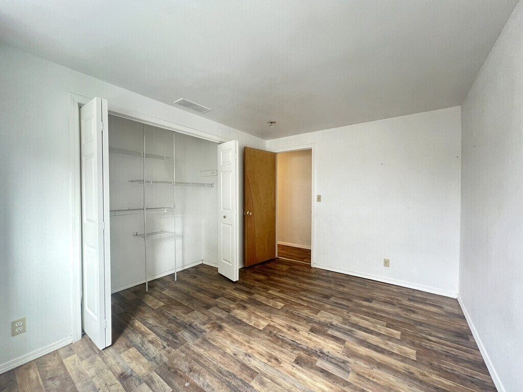 Building Photo - 10610 W Hinsdale St