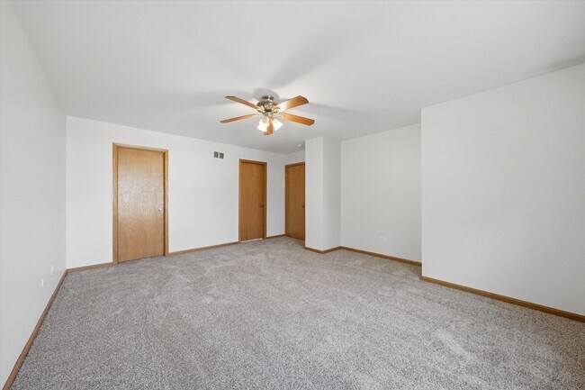 Building Photo - 16051 Laurel Dr