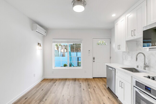 Building Photo - Romantic Venice Beach living just steps fr...