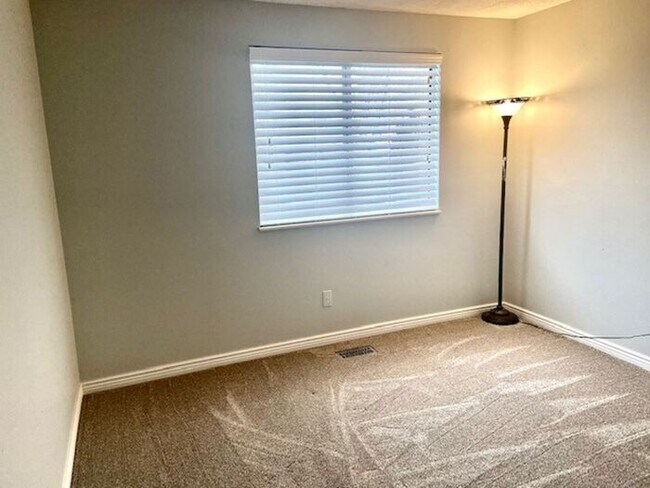 Building Photo - Gorgeous 4 Bed, 2 Bath Home in Central For...