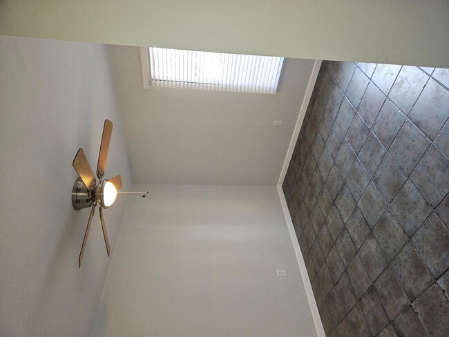 Building Photo - 555 N May