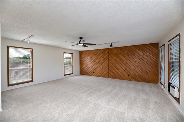 Building Photo - 2621 Pinehurst Dr