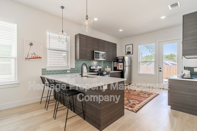 Building Photo - 719 Eleanor Ave