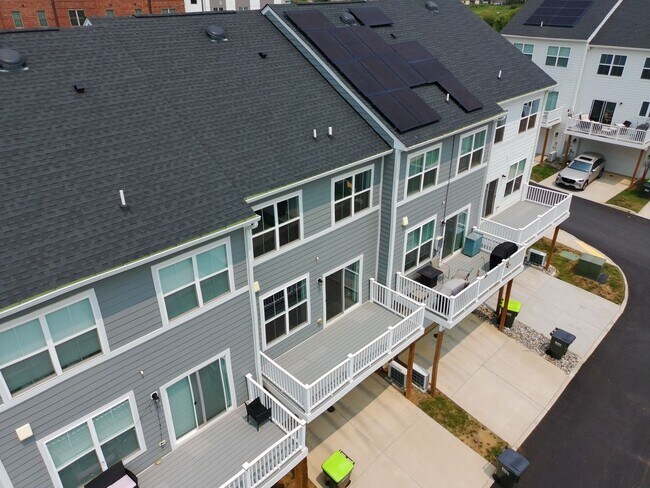Building Photo - 2209 Swallowtail Ln