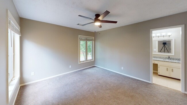 Building Photo - 2140 Fort Harrods Dr