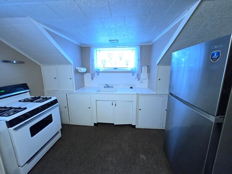 Kitchen 2 - 504 N Rath Ave