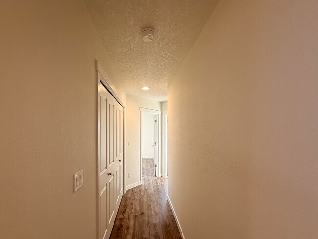 Building Photo - 505-507 NW Hillcrest Dr