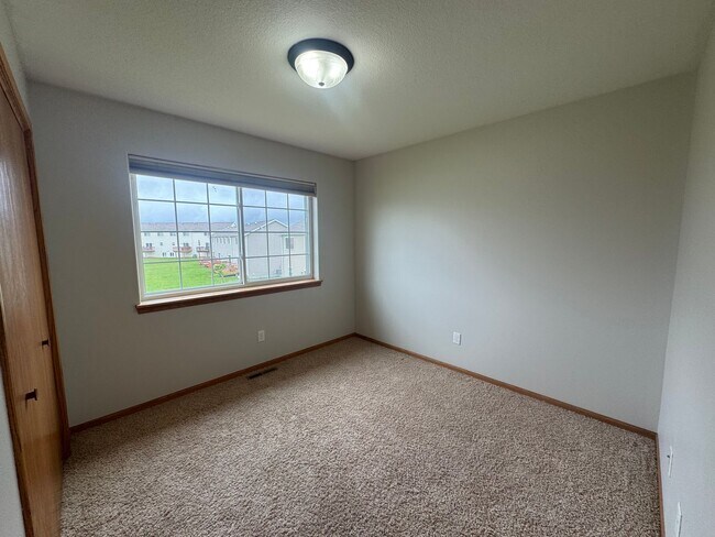 Building Photo - Four bed/2.5 bath townhome for August 2026!