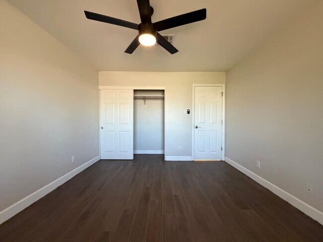 Building Photo - 5337 E Thunderbird Rd