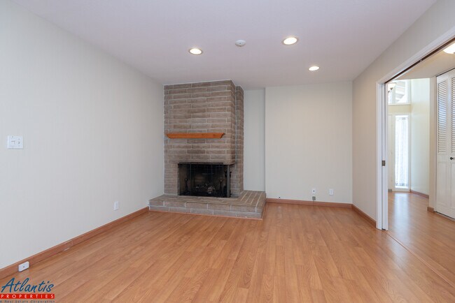Building Photo - Beautiful Home | Central A/C | Desirable Location