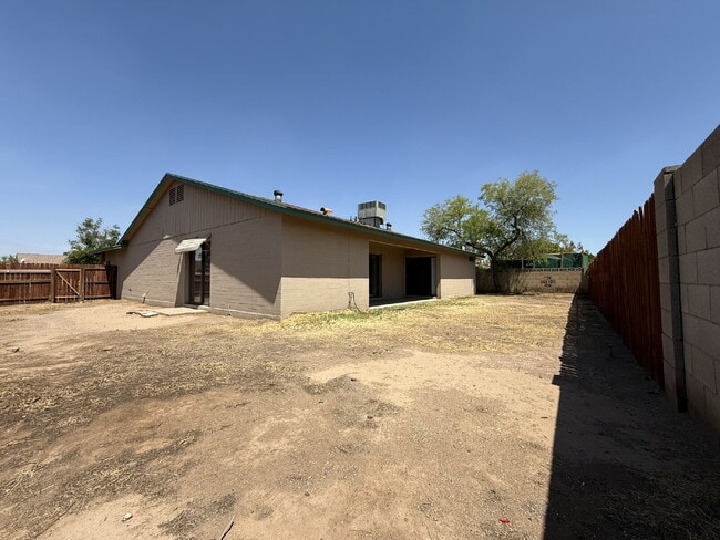 Building Photo - "Charming 4-Bedroom Haven with 2 Baths in ...
