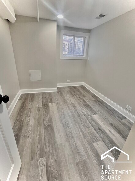 Building Photo - 2937 N Fairfield Ave