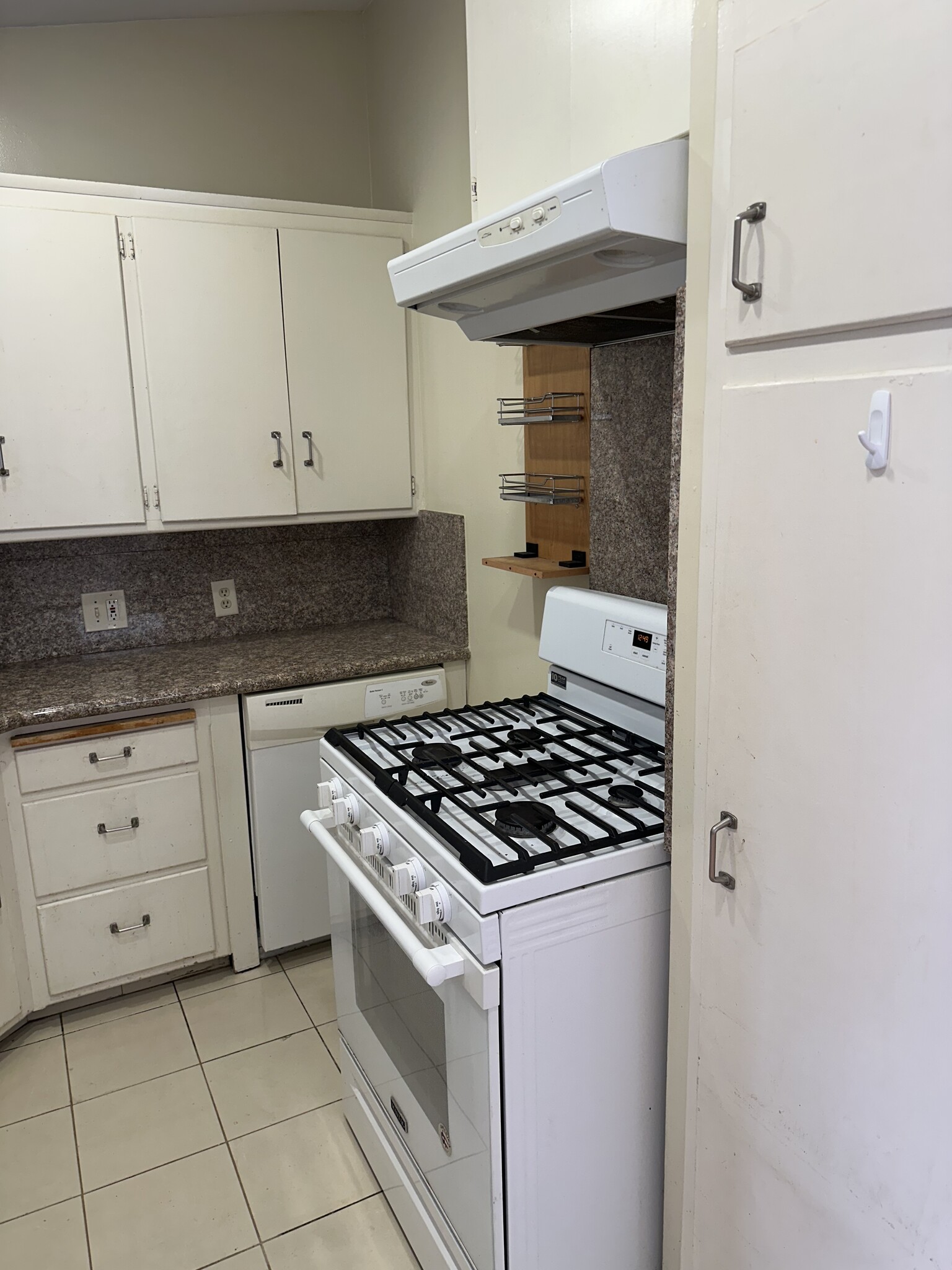 Building Photo - 3858 Bentley Ave