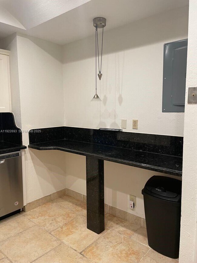 Building Photo - 3141 N Palm Aire Dr