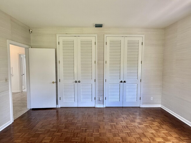 Building Photo - 206 Russlyn Dr