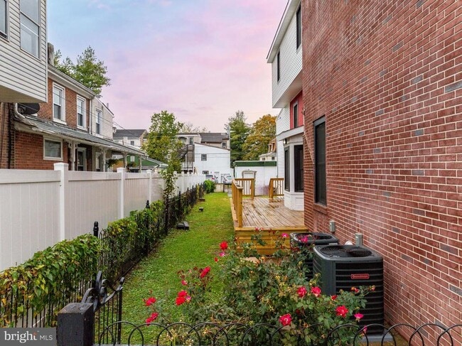 Building Photo - 32 E Elm St