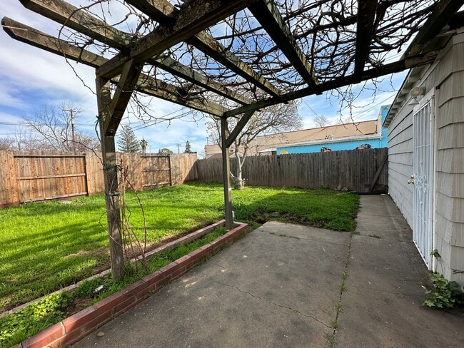 Building Photo - 3 Bed/1 Bath Home with Yard in Tahoe Park