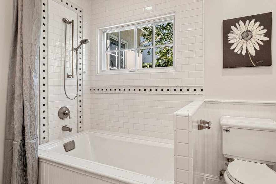 Building Photo - 4537 Agnes Ave