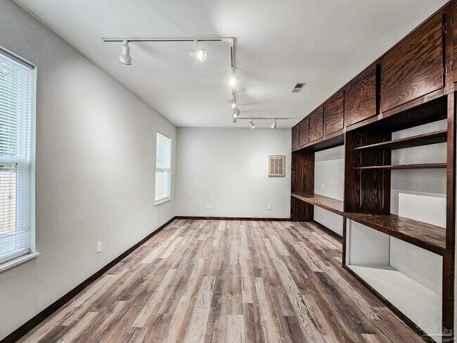 Building Photo - 4770 Skyline Dr