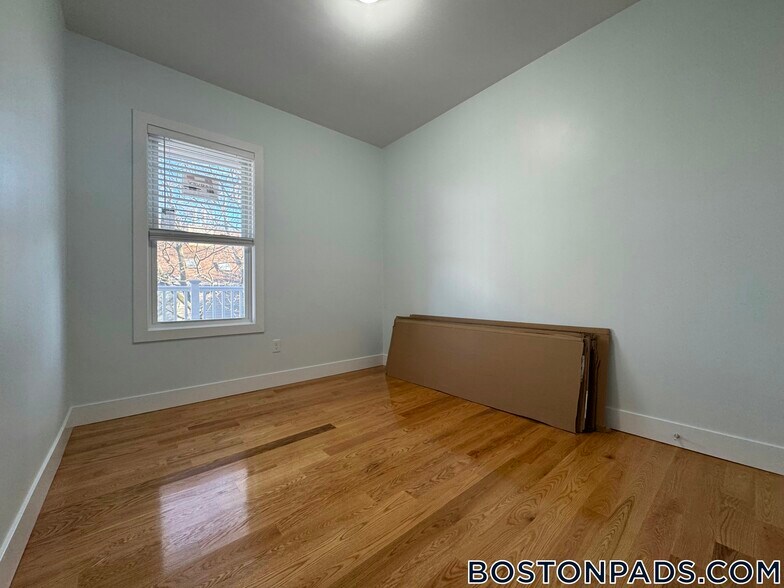 Building Photo - 7 Carson St