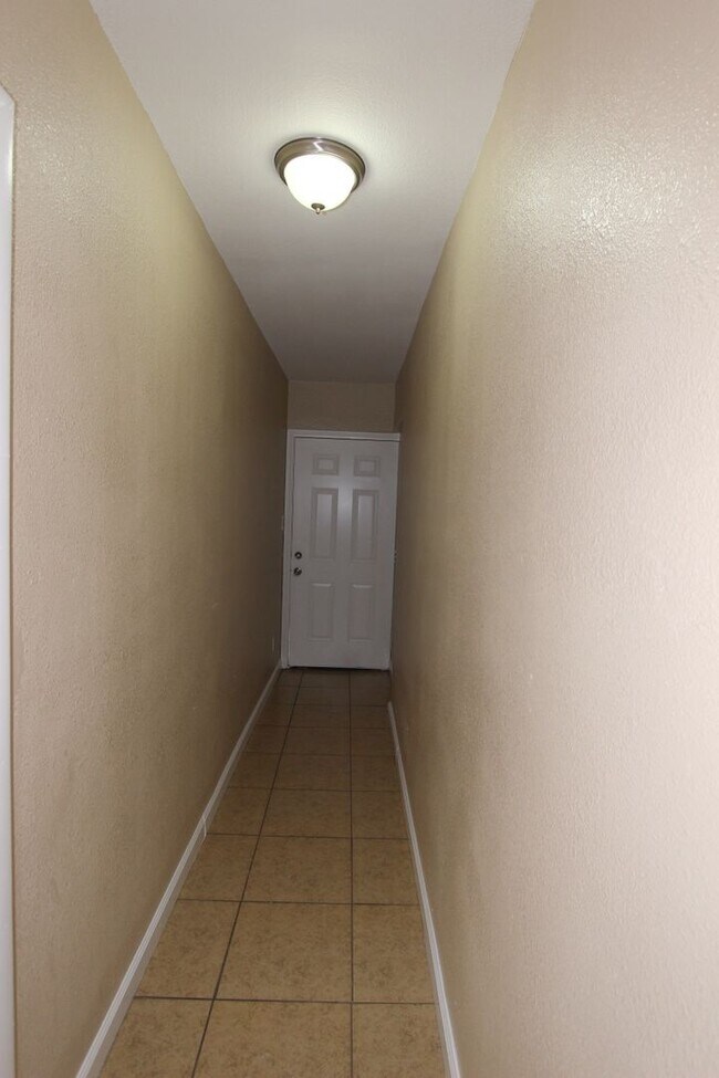 Building Photo - RV T 6951