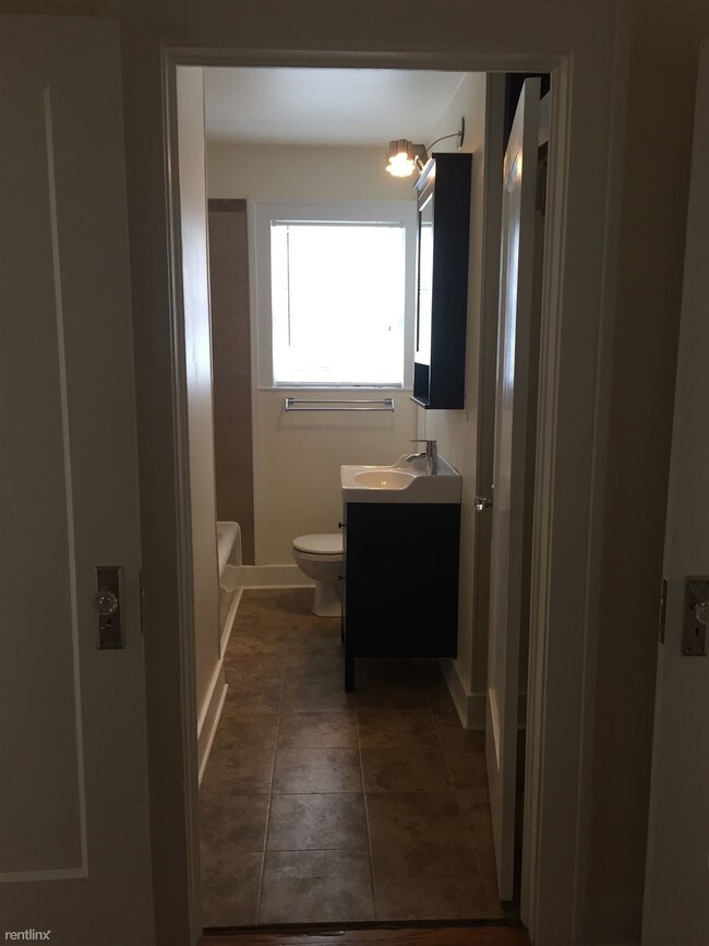 Building Photo - 2 br, 1 bath 4plex - 518 E Locust St Apt 1