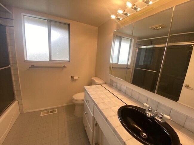 Building Photo - $3950 2520 SqFt, SFH/4BDR,2BA,office/Garag...