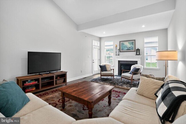 Building Photo - 701 Cascade Way